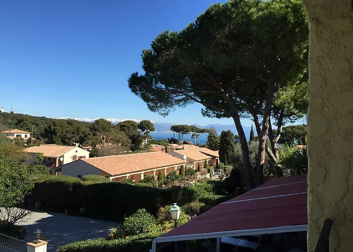 Castel Garoupe Отель