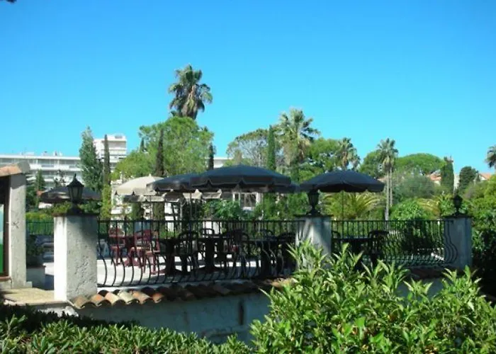 Castel Garoupe Отель