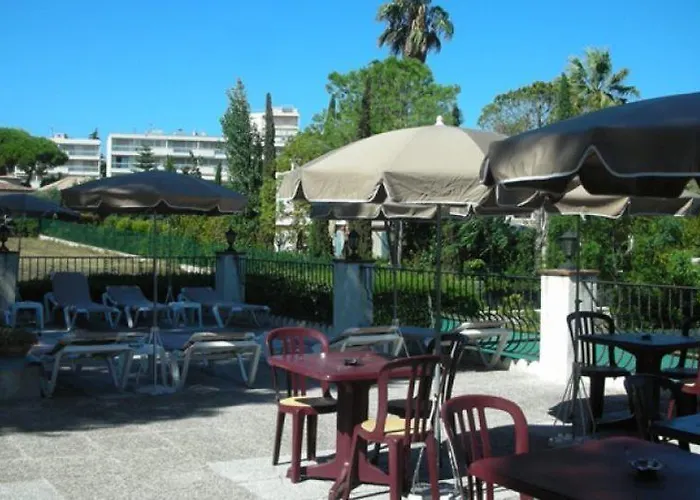 Castel Garoupe فندق