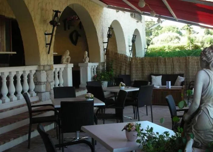 Castel Garoupe فندق 3*