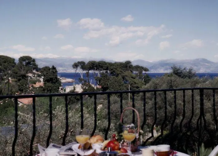 Castel Garoupe فندق 3*