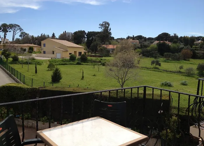 Castel Garoupe فندق